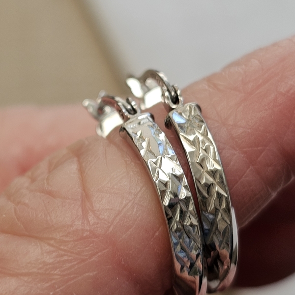 SET! Vera Wang 925 Flower Necklace & 925 Twisted Diamond-Cut Hoop Earrings SET! - Picture 4 of 16